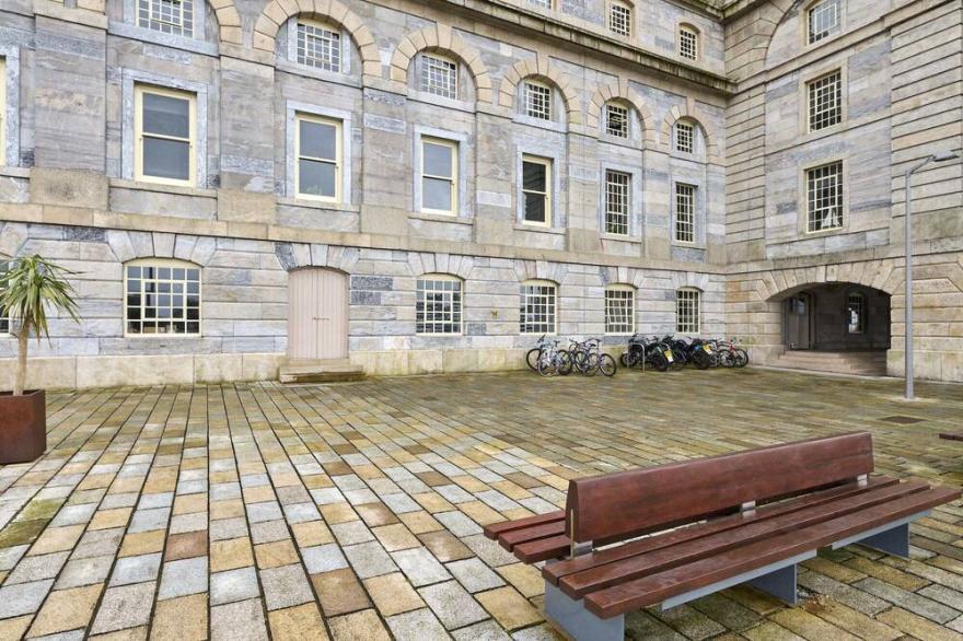 Bright & Airy Apartment in Royal William Yard