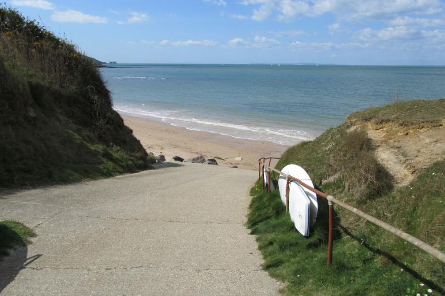 Lovely sea views in a peaceful rural location with direct access to the beach