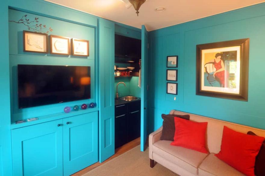 Cottage style small Town house in the centre of Cheltenham
