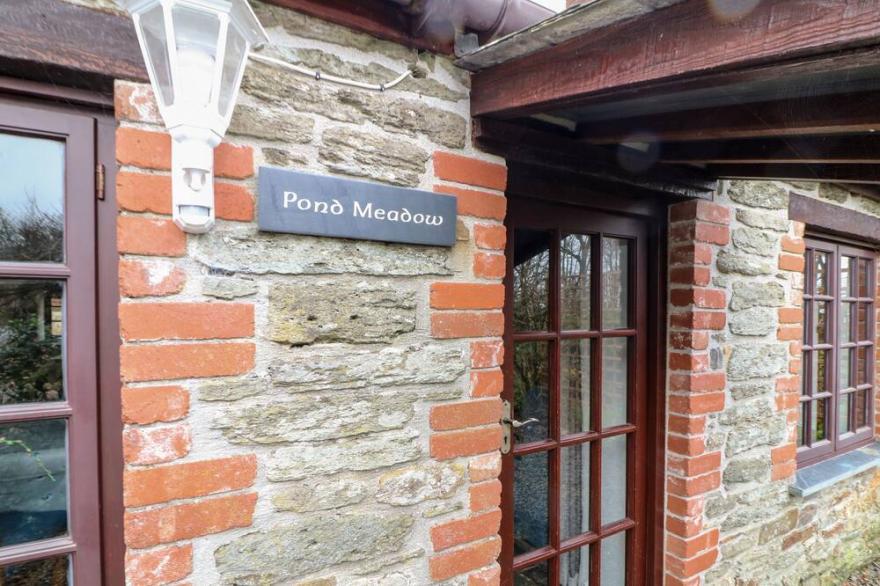 POND MEADOW, pet friendly, character holiday cottage in Warbstow,