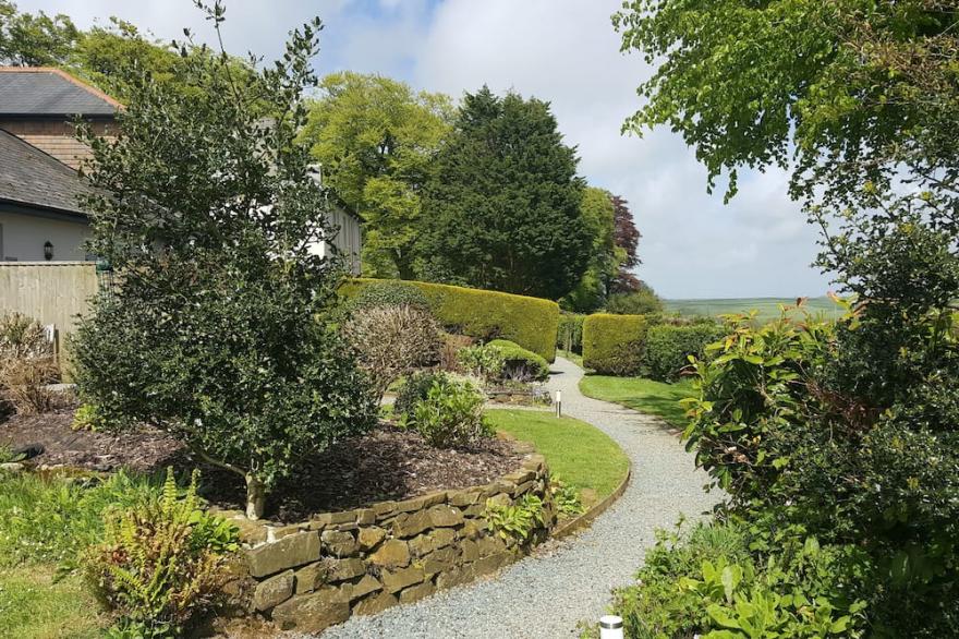 Bodrugan; a charming Cornish cottage with grounds and private patio, dogfriendly