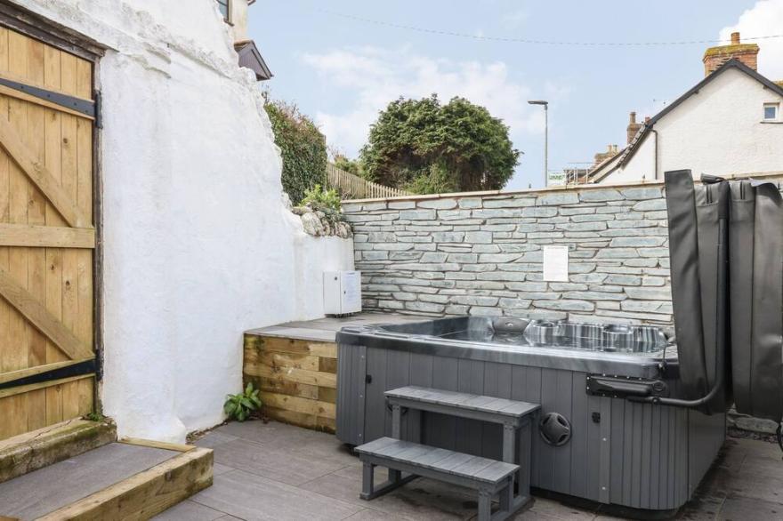 ROSEBANK COTTAGE, pet friendly, luxury holiday cottage in Mortehoe