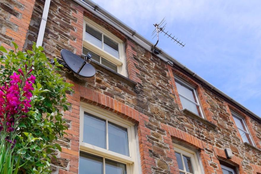 Cosy cottage in sleepy village yet only 5 minute drive to Truro city centre.