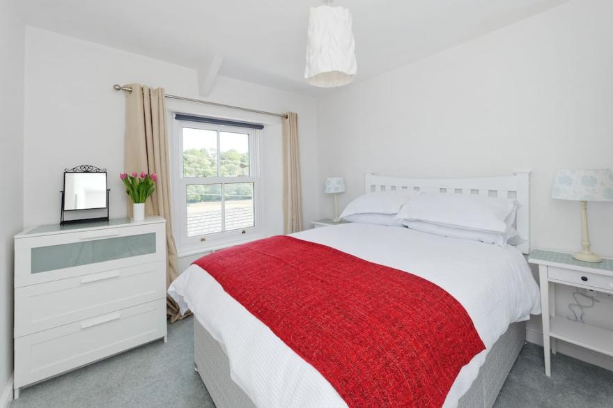Cosy cottage in sleepy village yet only 5 minute drive to Truro city centre.