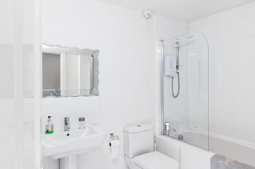 Cosy cottage in sleepy village yet only 5 minute drive to Truro city centre.