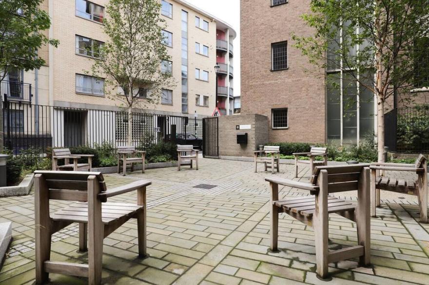 Open plan Barbican 1BR, by Blueground