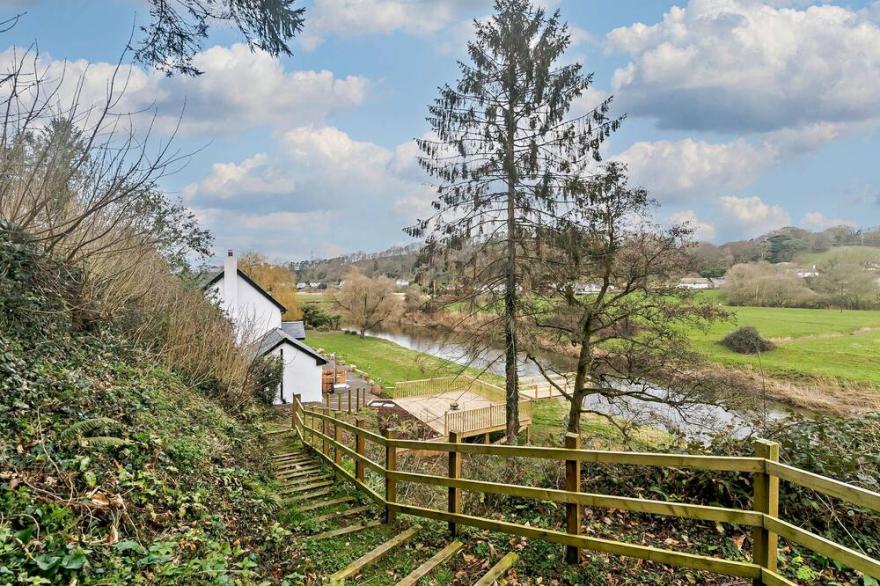 Cosy River Front Property -Swedish hot tub, bike and fish on the land!