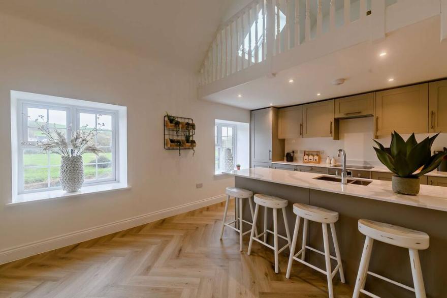 Cosy River Front Property -Swedish hot tub, bike and fish on the land!