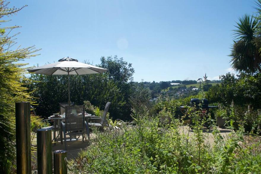 Rivendell - Sleeps 6 with parking, short walk to harbour, beaches & coast path