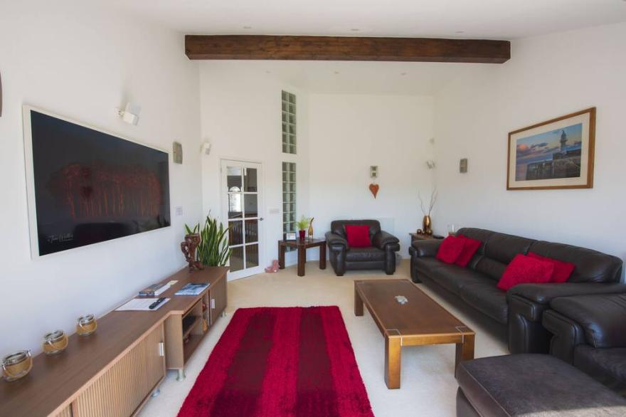 Rivendell - Sleeps 6 with parking, short walk to harbour, beaches & coast path