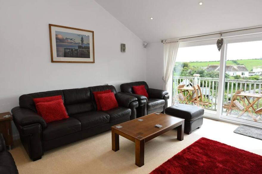 Rivendell - Sleeps 6 with parking, short walk to harbour, beaches & coast path