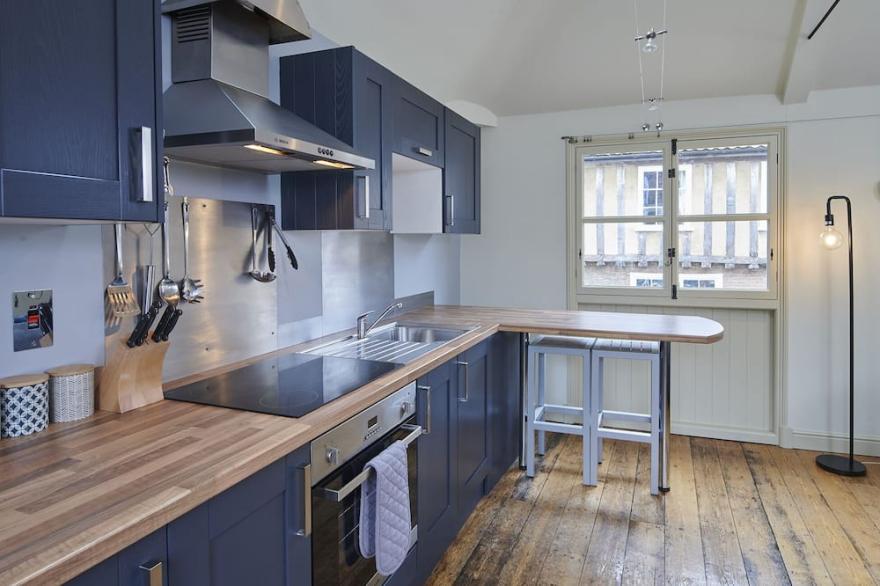 Stylish 2 Bedroom Apartment Close to City Centre