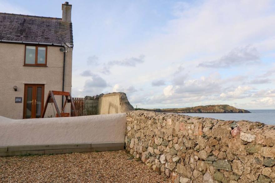 BEACON COTTAGE, pet friendly, country holiday cottage in Cemaes Bay