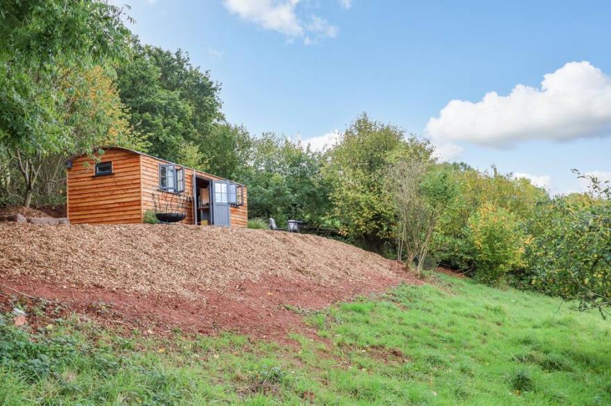 HIDEAWAY CABIN, romantic, with a garden in Thorverton
