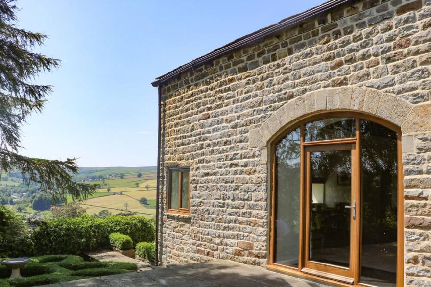 THE BARN, luxury holiday cottage, with a garden in Pateley Bridge