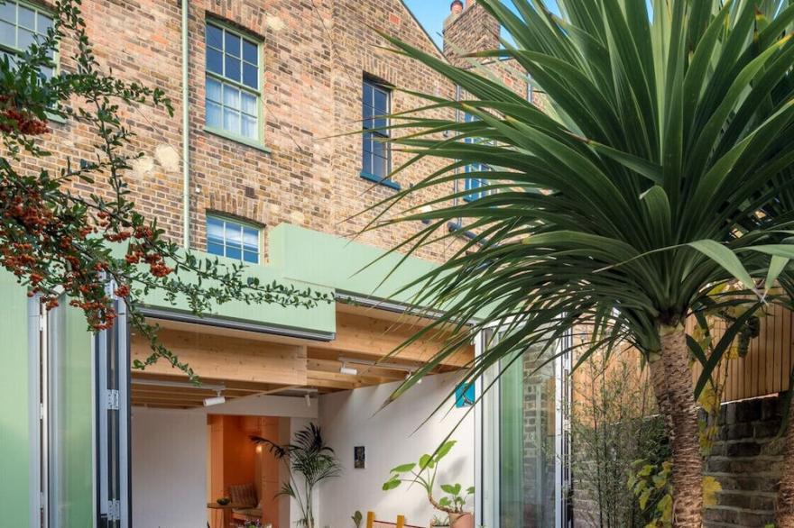 ALTIDO Modern design house w/ garden