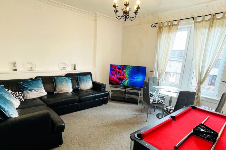 Entire 2 Bedroom Apartment Suitable for 7 sleeper with Free Parking & Pool Table