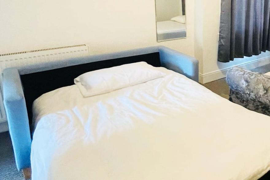 Entire 2 Bedroom Apartment Suitable for 7 sleeper with Free Parking & Pool Table