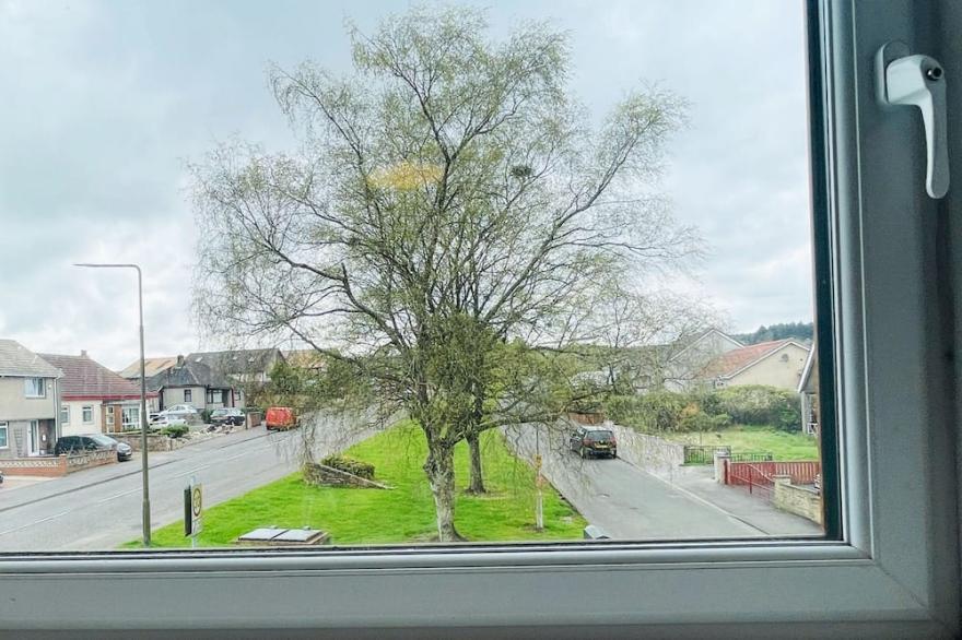 Entire 2 Bedroom Apartment Suitable for 7 sleeper with Free Parking & Pool Table
