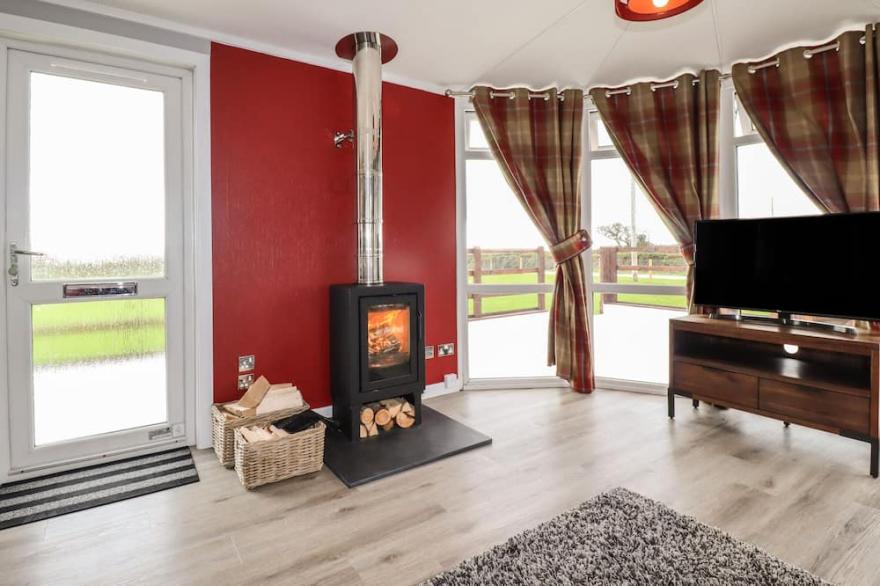 SYCAMORE LODGE, pet friendly, with open fire in Helston
