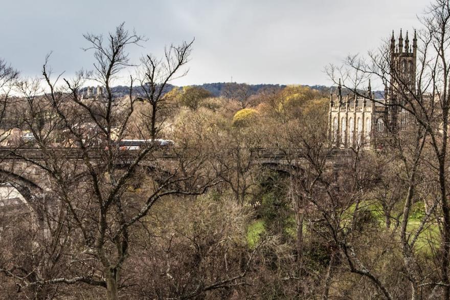 Stunning apartment  with spectacular views  5 minutes walk from Princes Street