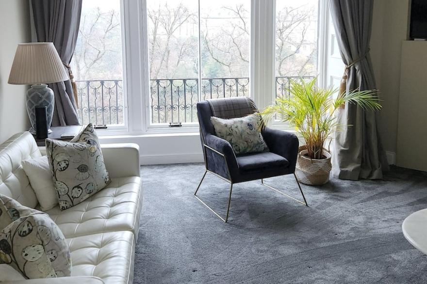 Stunning apartment  with spectacular views  5 minutes walk from Princes Street