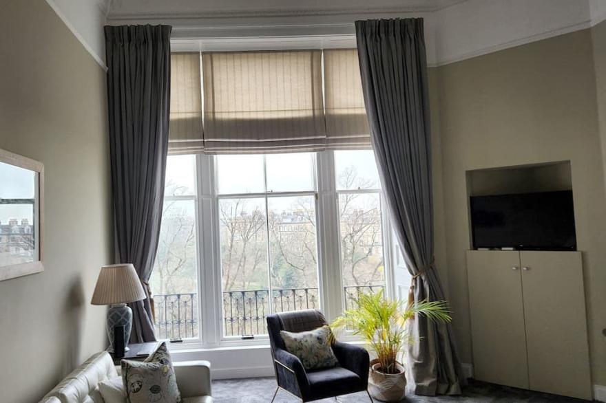 Stunning apartment  with spectacular views  5 minutes walk from Princes Street