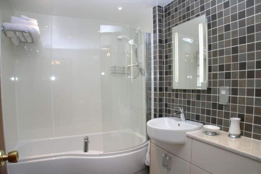Scenic Rural Tranquility for 2 in central loaction. Pets Welcome