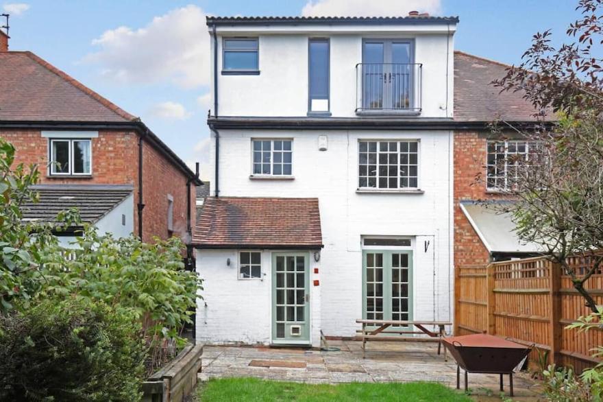 OXFORD FAMILY HOME- PIANO, NETFLIX, 8 PEOPLE