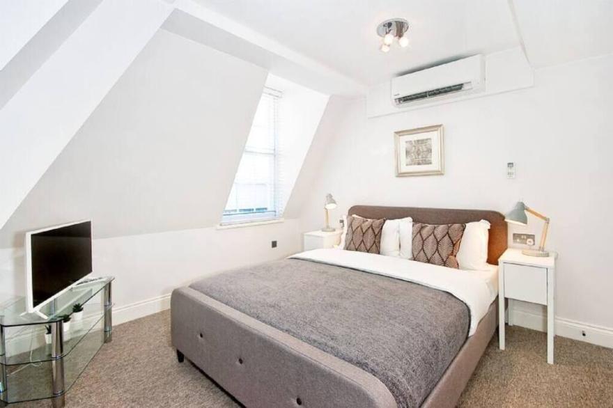 F1E Superb 1 bed penthouse with sofa bed, wifi and air con