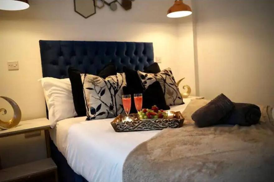 Executive Apartment-His & Her Showers with Netflix