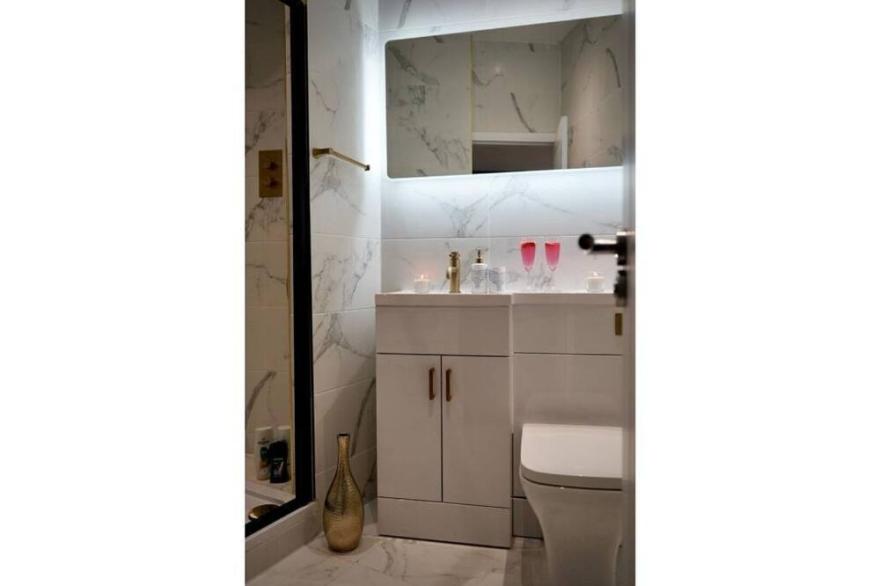 Executive Apartment-His & Her Showers with Netflix
