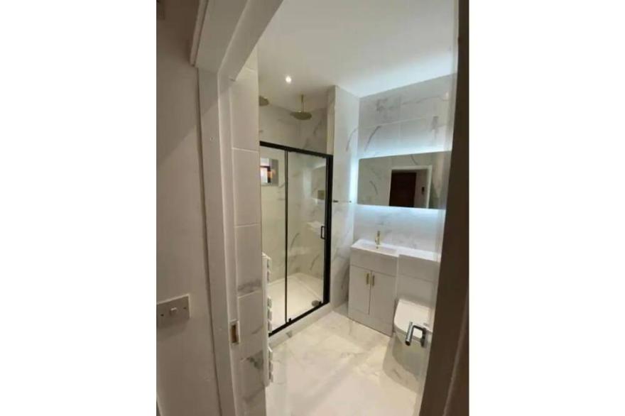 Executive Apartment-His & Her Showers with Netflix