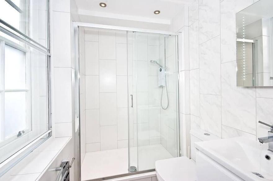 P3E Kingsize private room with shower wifi and air con