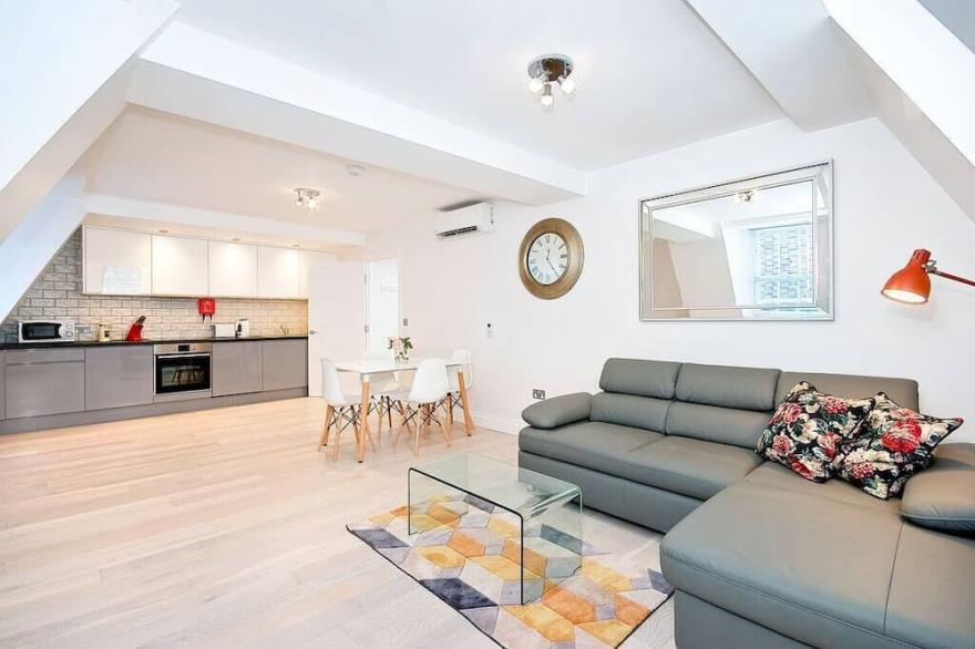 F2E Large one bed plus sofa bed wifi and air con