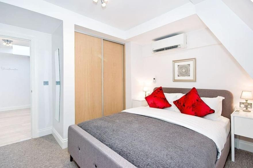 F2E Large one bed plus sofa bed wifi and air con