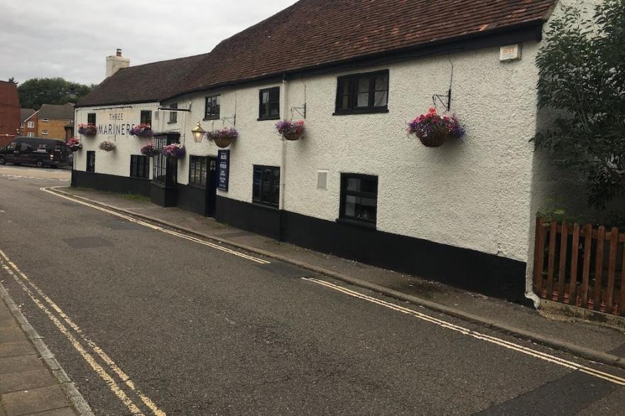 Bagshot 1 Bed 1 Bath Pennyhill Wentworth Free Parking
