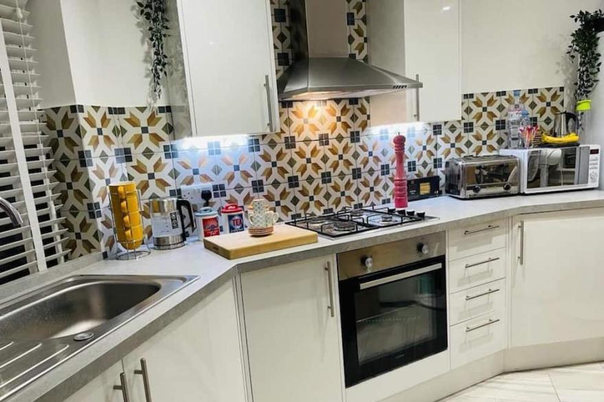 Bagshot 1 Bed 1 Bath Pennyhill Wentworth Free Parking