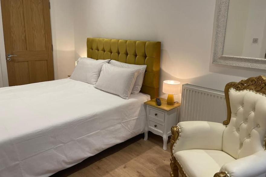 Bagshot 1 Bed 1 Bath Pennyhill Wentworth Free Parking