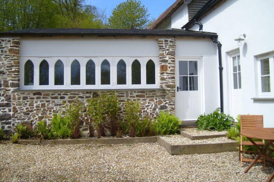 Luxurious cottage in 70 acres with private lake, fantastic views and walks