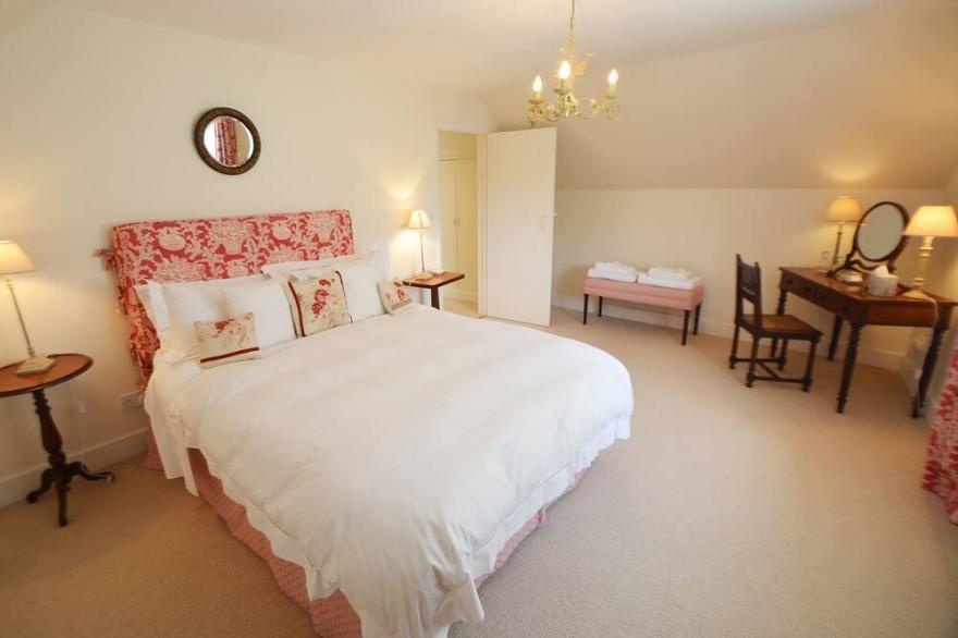 Luxurious cottage in 70 acres with private lake, fantastic views and walks