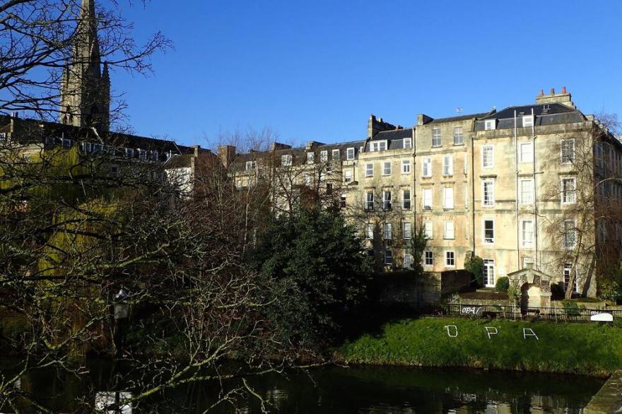 Gorgeous, peaceful & very central apartment with fabulous views.