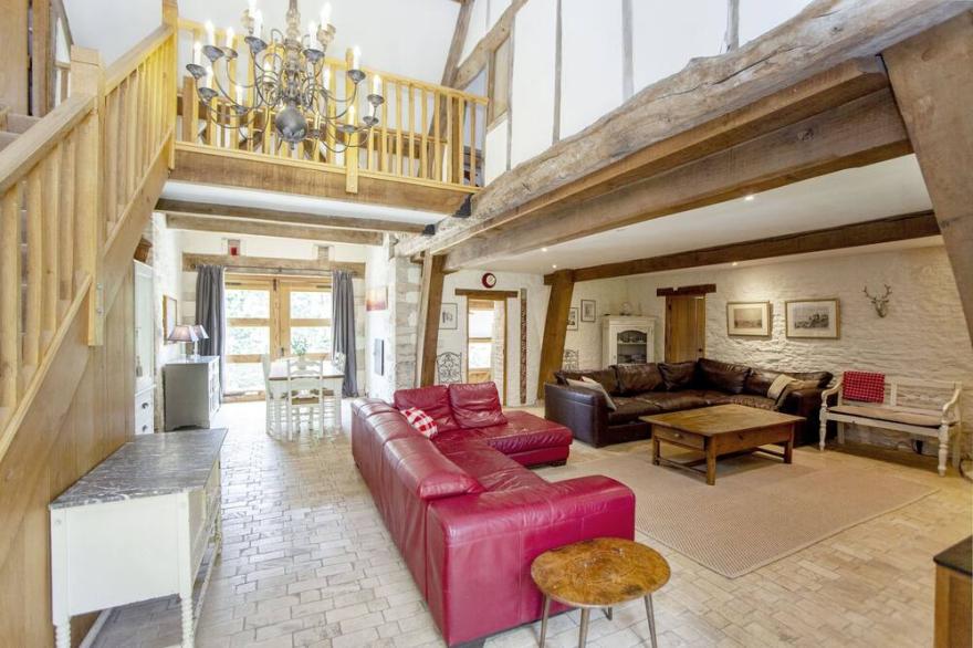 18th Century luxury converted Tithe Barn sleeping 10