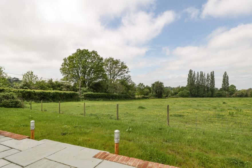 THE OLD DAIRY, family friendly, with a garden in Finchampstead