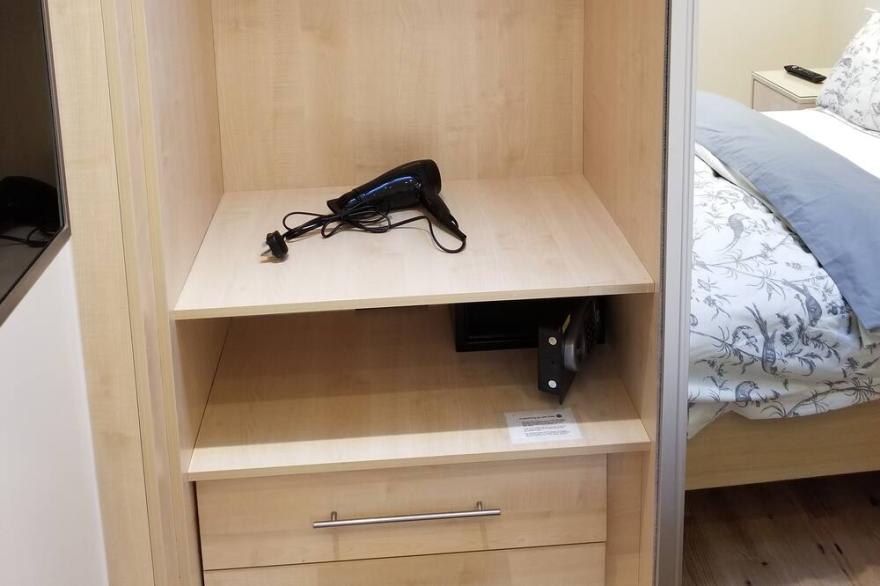 London Luxury 1 bed Flat 1 min Walk to Redbridge Tube Station, Parking, Aircon