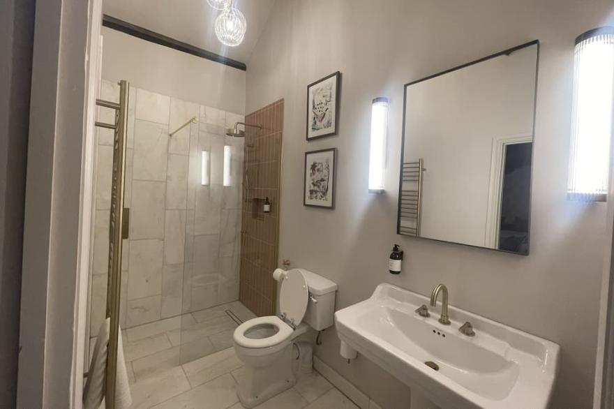 Stylish apartment above popular traditional village pub!