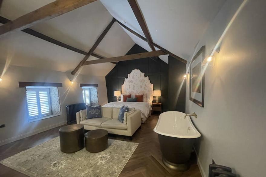 Stylish apartment above popular traditional village pub!