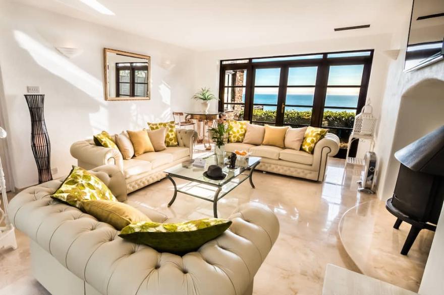 TREGLISSON〜Seaside Fairy Tale Lodge With Unbelievable Sea Views & Popular Beach
