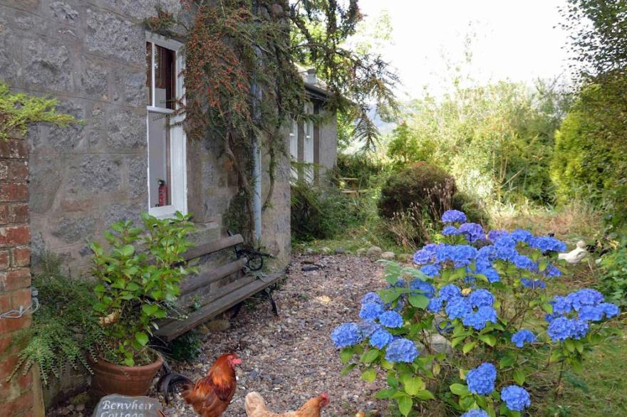 The Gardener’s Cottage, wood fired Hot Tub On The Shore Of Loch Linnhe Glencoe
