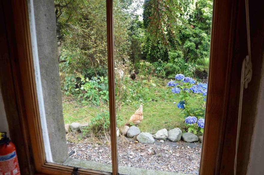 The Gardener’s Cottage, wood fired Hot Tub On The Shore Of Loch Linnhe Glencoe